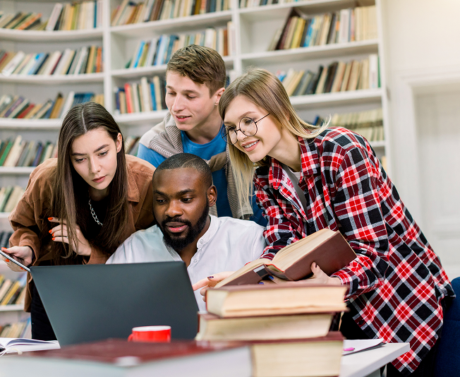 Professora resolvendo dúvidas